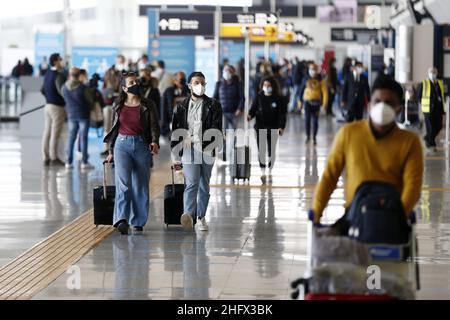 Foto Cecilia Fabiano/ Lapresse 01 avril 2021 Roma (Italia) Cronaca Voli in partenza nel periodo di Pasqua dall’Aeroporto di Fiumicino Nella foto:Passeggeri nell'aeroporto Leonardo Da Vinci photo Cecilia Fabiano/Lapresse 01 avril 2021 Rome (Italie) Actualités l'étrange cas de l'éclusage de l'Italie, où les voyages à l'étranger sont toujours autorisés dans le pic: Passagers à Leonardo da Vinci, aéroport Fiumicino Banque D'Images