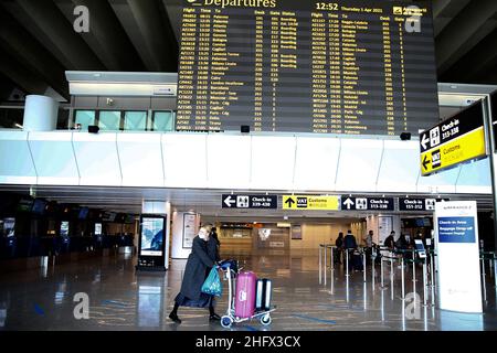 Cecilia Fabiano/Lapresse 01 avril 2021 Rome (Italie) Actualités l'étrange cas de l'Italie&#x2019;s Lockdown, où les voyages à l'étranger sont toujours autorisés dans le pic: Passagers à Leonardo da Vinci, aéroport Fiumicino Banque D'Images