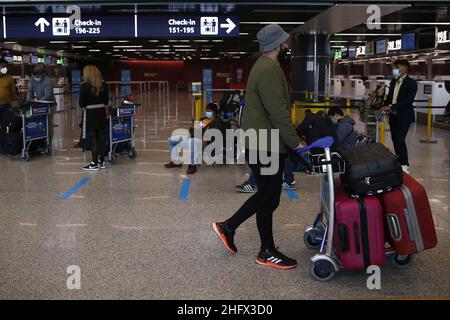 Cecilia Fabiano/Lapresse 01 avril 2021 Rome (Italie) Actualités l'étrange cas de l'Italie&#x2019;s Lockdown, où les voyages à l'étranger sont toujours autorisés dans le pic: Passagers à Leonardo da Vinci, aéroport Fiumicino Banque D'Images