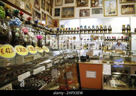 Foto Cecilia Fabiano/ Lapresse 01 avril 2021 Roma (Italia) Cronaca : Uova per la pasqua 2021 Nella foto : l’antica pasticceria Valzani a Trastevere 01 avril 2021 Roma (Italie) Actualités : oeufs de Pâques 2021 dans le pic : l'ancienne pâtisserie Valzani inTrastevere Banque D'Images