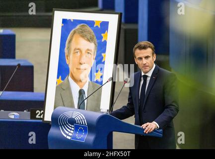 17 janvier 2022, France, Straßburg: Emmanuel Macron, Président de la France, prononce une allocution lors d'une cérémonie commémorative du regretté ancien Président du Parlement européen, Sassoli, devant le Parlement européen.Photo: Philipp Von Ditfurth/dpa Banque D'Images