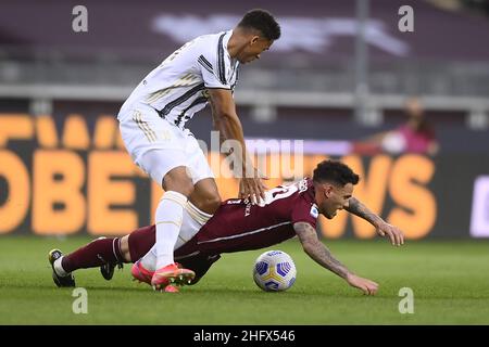 Lapresse - Fabio Ferrari 03 avril 2021 Turin, Italie sport de football EXCLUSIF TORINO FC Torino FC vs Juventus FC - Italian football Championship League A TIM 2020/2021 - stade "Olimpico Grande Torino".Dans la photo: Antonio Sanabria (Torino FC); Danilo (Juventus F.C.); Banque D'Images