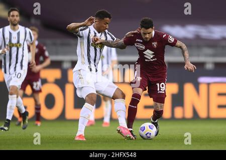 Lapresse - Fabio Ferrari 03 avril 2021 Turin, Italie sport de football EXCLUSIF TORINO FC Torino FC vs Juventus FC - Italian football Championship League A TIM 2020/2021 - stade "Olimpico Grande Torino".Dans la photo: Antonio Sanabria (Torino FC); Danilo (Juventus F.C.); Banque D'Images