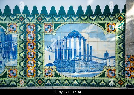 Un szulejo du Templo de Diana ou Templo Romana sur le Largo do Conde Vila Flor dans la vieille ville d'Evora dans Alentejo au Portugal.Portu Banque D'Images