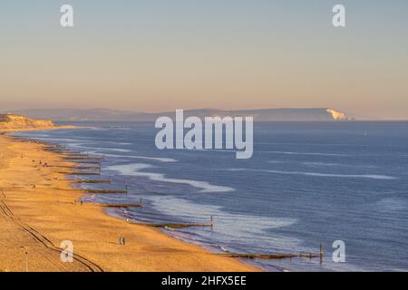 Vue sur la mer depuis Boscombe Fisherman's Walk en direction de Southbourne et de l'île de Wight, par temps clair, hiver 2022, Bournemouth, Dorset, Angleterre, Royaume-Uni Banque D'Images