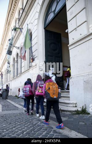 Foto Cecilia Fabiano/ Lapresse 07 avril 2021 Roma (Italia) Cronaca : Riapertura scuole dopo Pasqua Nella foto : l&#x2019;entrata a scaglioni in una scuola del centro 07 avril 2021 Roma (Italy) News : réouverture de l'école dans le pic : l'entrée dans une école Banque D'Images