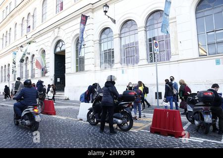 Foto Cecilia Fabiano/ Lapresse 07 avril 2021 Roma (Italia) Cronaca : Riapertura scuole dopo Pasqua Nella foto : l&#x2019;entrata a scaglioni in una scuola del centro 07 avril 2021 Roma (Italy) News : réouverture de l'école dans le pic : l'entrée dans une école Banque D'Images