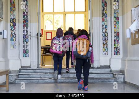 Foto Cecilia Fabiano/ Lapresse 07 avril 2021 Roma (Italia) Cronaca : Riapertura scuole dopo Pasqua Nella foto : l&#x2019;entrata a scaglioni in una scuola del centro 07 avril 2021 Roma (Italy) News : réouverture de l'école dans le pic : l'entrée dans une école Banque D'Images