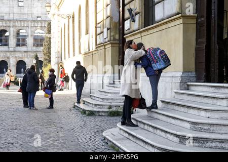 Foto Cecilia Fabiano/ Lapresse 07 avril 2021 Roma (Italia) Cronaca : Riapertura scuole dopo Pasqua Nella foto : l&#x2019;entrata a scaglioni in una scuola del centro 07 avril 2021 Roma (Italy) News : réouverture de l'école dans le pic : l'entrée dans une école Banque D'Images