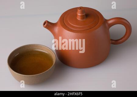 Théière en argile et une tasse de thé pu-erh fraîchement préparé Banque D'Images