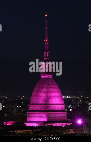 Foto Marco Alpozzi/Lapresse 8 aprile 2021 Torino, ItaliaSport Ciclismo il Giro d&#x2019;Italia 2021 partir&#xe0; dal Piemonte (Turin) l'8 maggio e terminer&#xe0; il 30 maggio in Lombardia (Milan).Nella foto: la Mole Antonelliana illuminata di rosa per l'edizione 104 del Giro d'ItaliaPhoto Marco Alpozzi/Lapresse 8 avril 2021 Turin, Italie Cyclisme sportif le Giro d'&#x2019;Italia 2021 commencera à Turin le 8 mai et se terminera à Milan le 30 mai.dans le cadre du pic:Mole Antonelliana illuminé en rose pour l'édition 104 du Giro d'Italia Banque D'Images