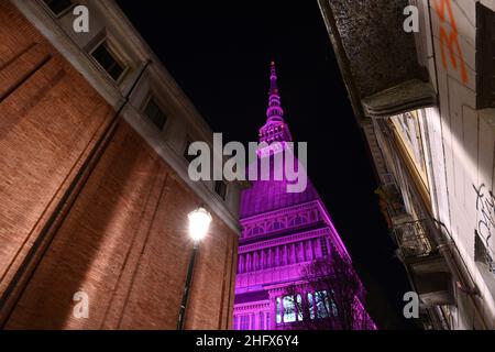 Foto Marco Alpozzi/Lapresse 8 aprile 2021 Torino, ItaliaSport Ciclismo il Giro d&#x2019;Italia 2021 partir&#xe0; dal Piemonte (Turin) l'8 maggio e terminer&#xe0; il 30 maggio in Lombardia (Milan).Nella foto: la Mole Antonelliana illuminata di rosa per l'edizione 104 del Giro d'ItaliaPhoto Marco Alpozzi/Lapresse 8 avril 2021 Turin, Italie Cyclisme sportif le Giro d'&#x2019;Italia 2021 commencera à Turin le 8 mai et se terminera à Milan le 30 mai.dans le cadre du pic:Mole Antonelliana illuminé en rose pour l'édition 104 du Giro d'Italia Banque D'Images