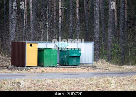 Trop plein de gros débris wheelie poubelles pour déchets, recyclage et déchets de jardin Banque D'Images