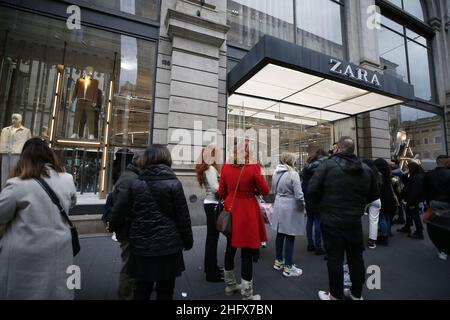 Cecilia Fabiano/Lapresse 10 avril 2021 Rome (Italie) News rues commerçantes dans le centre historique de Rome beaucoup de personnes pendant la fin de semaine de moins de restriction dans le pic : via del Corso Banque D'Images