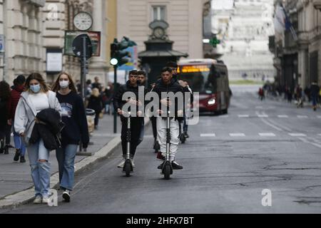 Cecilia Fabiano/Lapresse 10 avril 2021 Rome (Italie) News rues commerçantes dans le centre historique de Rome beaucoup de personnes pendant la fin de semaine de moins de restriction dans le pic : via del Corso Banque D'Images