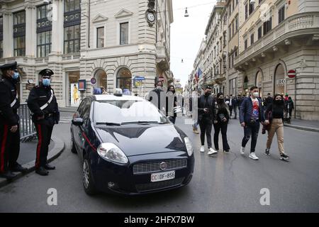 Cecilia Fabiano/Lapresse 10 avril 2021 Rome (Italie) News rues commerçantes dans le centre historique de Rome beaucoup de personnes pendant la fin de semaine de moins de restriction dans le pic : via del Corso Banque D'Images