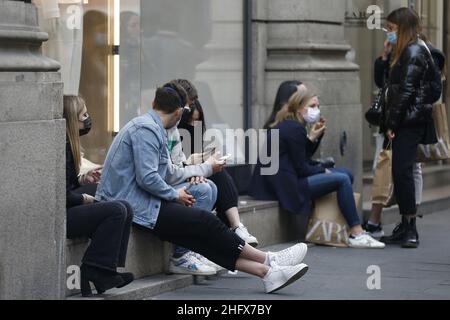 Cecilia Fabiano/Lapresse 10 avril 2021 Rome (Italie) News rues commerçantes dans le centre historique de Rome beaucoup de personnes pendant la fin de semaine de moins de restriction dans le pic : via del Corso Banque D'Images