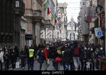 Cecilia Fabiano/Lapresse 10 avril 2021 Rome (Italie) News rues commerçantes dans le centre historique de Rome beaucoup de personnes pendant la fin de semaine de moins de restriction dans le pic : via del Corso Banque D'Images