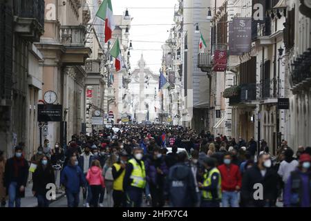 Cecilia Fabiano/Lapresse 10 avril 2021 Rome (Italie) News rues commerçantes dans le centre historique de Rome beaucoup de personnes pendant la fin de semaine de moins de restriction dans le pic : via del Corso Banque D'Images