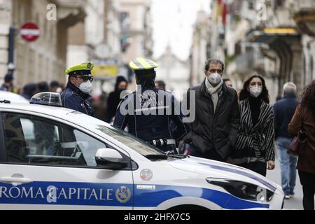 Cecilia Fabiano/Lapresse 10 avril 2021 Rome (Italie) News rues commerçantes dans le centre historique de Rome beaucoup de personnes pendant la fin de semaine de moins de restriction dans le pic : via del Corso Banque D'Images