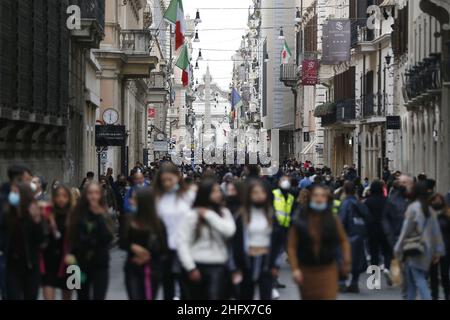 Cecilia Fabiano/Lapresse 10 avril 2021 Rome (Italie) News rues commerçantes dans le centre historique de Rome beaucoup de personnes pendant la fin de semaine de moins de restriction dans le pic : via del Corso Banque D'Images