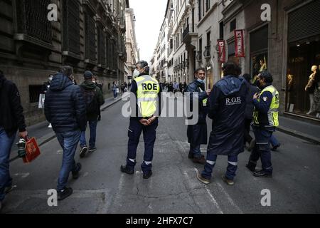 Cecilia Fabiano/Lapresse 10 avril 2021 Rome (Italie) News rues commerçantes dans le centre historique de Rome beaucoup de personnes pendant la fin de semaine de moins de restriction dans le pic : via del Corso Banque D'Images