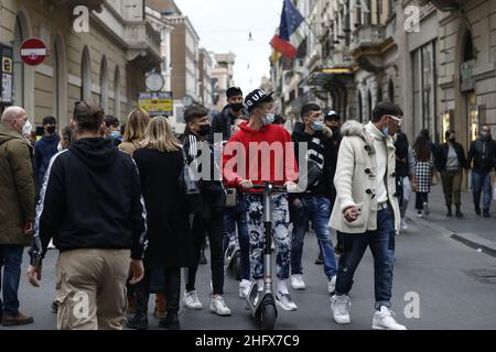 Cecilia Fabiano/Lapresse 10 avril 2021 Rome (Italie) News rues commerçantes dans le centre historique de Rome beaucoup de personnes pendant la fin de semaine de moins de restriction dans le pic : via del Corso Banque D'Images