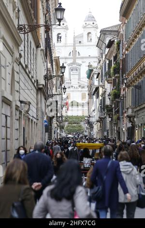 Cecilia Fabiano/Lapresse 10 avril 2021 Rome (Italie) News rues commerçantes dans le centre historique de Rome beaucoup de personnes pendant la fin de semaine de moins de restriction dans le pic : via del Corso Banque D'Images