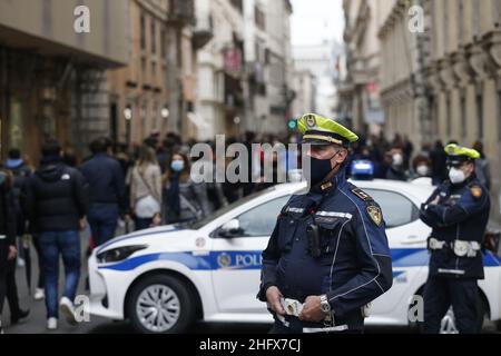 Cecilia Fabiano/Lapresse 10 avril 2021 Rome (Italie) News rues commerçantes dans le centre historique de Rome beaucoup de personnes pendant la fin de semaine de moins de restriction dans le pic : via del Corso Banque D'Images