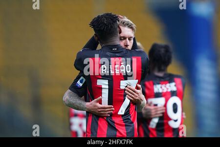 Lapresse - Spada 10 avril 2021 Parme ( Italie ) Sport Soccer A.C.Milan- saison 2020-2021 - série A Parme vs Milan dans le pic: Rafael Leao fête après avoir obtenu 1-3 Simon Kjaer Banque D'Images