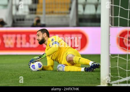 Massimo Paolone/Lapresse 10 avril 2021 Parme, Italie football Parme vs Milan - Ligue italienne de football A TIM 2020/2021 - Stade Ennio Tardini dans le pic: Gianluigi Donnarumma (AC Milan) regarde sur Banque D'Images