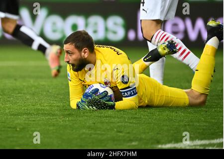 Massimo Paolone/Lapresse 10 avril 2021 Parme, Italie football Parme vs Milan - Ligue italienne de football A TIM 2020/2021 - Stade Ennio Tardini dans le pic: Gianluigi Donnarumma (AC Milan) regarde sur Banque D'Images