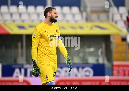 Massimo Paolone/Lapresse 10 avril 2021 Parme, Italie football Parme vs Milan - Ligue italienne de football A TIM 2020/2021 - Stade Ennio Tardini dans le pic: Gianluigi Donnarumma (AC Milan) regarde sur Banque D'Images