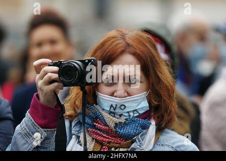 Cecilia Fabiano/ Lapresse 11 avril 2021 Rome (Italie) Actualités l'Italie rend obligatoire le vaccin Covid-19 pour tous les agents de santé du pic :Les travailleurs de la santé protestent sur la piazza del Popolo Foto Cecilia Fabiano/ Lapresse 11 avril 2021 Roma (Italia) Cronaca Manifestazione organizata dal comitato 'ana e robusta costituzione' a piazza del Popolo per dire no All&#x2019;obbligo vaccinale anti Covid per il personale sanitario.Nella foto: la manifestazione di protsta photo Cecilia Fabiano/ Lapresse 11 avril 2021 Rome (Italie) Actualités l'Italie rend obligatoire le vaccin Covid-19 pour tous les agents de santé du Pi Banque D'Images