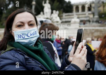 Cecilia Fabiano/ Lapresse 11 avril 2021 Rome (Italie) Actualités l'Italie rend obligatoire le vaccin Covid-19 pour tous les agents de santé du pic :Les travailleurs de la santé protestent sur la piazza del Popolo Foto Cecilia Fabiano/ Lapresse 11 avril 2021 Roma (Italia) Cronaca Manifestazione organizata dal comitato 'ana e robusta costituzione' a piazza del Popolo per dire no All&#x2019;obbligo vaccinale anti Covid per il personale sanitario.Nella foto: la manifestazione di protsta photo Cecilia Fabiano/ Lapresse 11 avril 2021 Rome (Italie) Actualités l'Italie rend obligatoire le vaccin Covid-19 pour tous les agents de santé du Pi Banque D'Images