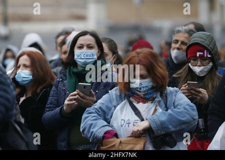 Cecilia Fabiano/ Lapresse 11 avril 2021 Rome (Italie) Actualités l'Italie rend obligatoire le vaccin Covid-19 pour tous les agents de santé du pic :Les travailleurs de la santé protestent sur la piazza del Popolo Foto Cecilia Fabiano/ Lapresse 11 avril 2021 Roma (Italia) Cronaca Manifestazione organizata dal comitato 'ana e robusta costituzione' a piazza del Popolo per dire no All&#x2019;obbligo vaccinale anti Covid per il personale sanitario.Nella foto: la manifestazione di protsta photo Cecilia Fabiano/ Lapresse 11 avril 2021 Rome (Italie) Actualités l'Italie rend obligatoire le vaccin Covid-19 pour tous les agents de santé du Pi Banque D'Images