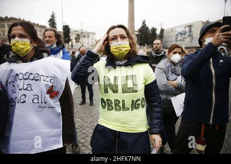 Cecilia Fabiano/ Lapresse 11 avril 2021 Rome (Italie) Actualités l'Italie rend obligatoire le vaccin Covid-19 pour tous les agents de santé du pic :Les travailleurs de la santé protestent sur la piazza del Popolo Foto Cecilia Fabiano/ Lapresse 11 avril 2021 Roma (Italia) Cronaca Manifestazione organizata dal comitato 'ana e robusta costituzione' a piazza del Popolo per dire no All&#x2019;obbligo vaccinale anti Covid per il personale sanitario.Nella foto: la manifestazione di protsta photo Cecilia Fabiano/ Lapresse 11 avril 2021 Rome (Italie) Actualités l'Italie rend obligatoire le vaccin Covid-19 pour tous les agents de santé du Pi Banque D'Images