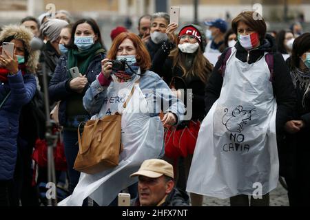 Cecilia Fabiano/ Lapresse 11 avril 2021 Rome (Italie) Actualités l'Italie rend obligatoire le vaccin Covid-19 pour tous les agents de santé du pic :Les travailleurs de la santé protestent sur la piazza del Popolo Foto Cecilia Fabiano/ Lapresse 11 avril 2021 Roma (Italia) Cronaca Manifestazione organizata dal comitato 'ana e robusta costituzione' a piazza del Popolo per dire no All&#x2019;obbligo vaccinale anti Covid per il personale sanitario.Nella foto: la manifestazione di protsta photo Cecilia Fabiano/ Lapresse 11 avril 2021 Rome (Italie) Actualités l'Italie rend obligatoire le vaccin Covid-19 pour tous les agents de santé du Pi Banque D'Images