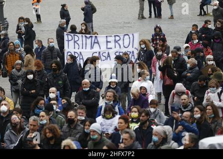 Cecilia Fabiano/ Lapresse 11 avril 2021 Rome (Italie) Actualités l'Italie rend obligatoire le vaccin Covid-19 pour tous les agents de santé du pic :Les travailleurs de la santé protestent sur la piazza del Popolo Foto Cecilia Fabiano/ Lapresse 11 avril 2021 Roma (Italia) Cronaca Manifestazione organizata dal comitato 'ana e robusta costituzione' a piazza del Popolo per dire no All&#x2019;obbligo vaccinale anti Covid per il personale sanitario.Nella foto: la manifestazione di protsta photo Cecilia Fabiano/ Lapresse 11 avril 2021 Rome (Italie) Actualités l'Italie rend obligatoire le vaccin Covid-19 pour tous les agents de santé du Pi Banque D'Images