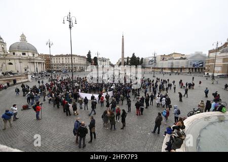 Cecilia Fabiano/ Lapresse 11 avril 2021 Rome (Italie) Actualités l'Italie rend obligatoire le vaccin Covid-19 pour tous les agents de santé du pic :Les travailleurs de la santé protestent sur la piazza del Popolo Foto Cecilia Fabiano/ Lapresse 11 avril 2021 Roma (Italia) Cronaca Manifestazione organizata dal comitato 'ana e robusta costituzione' a piazza del Popolo per dire no All&#x2019;obbligo vaccinale anti Covid per il personale sanitario.Nella foto: la manifestazione di protsta photo Cecilia Fabiano/ Lapresse 11 avril 2021 Rome (Italie) Actualités l'Italie rend obligatoire le vaccin Covid-19 pour tous les agents de santé du Pi Banque D'Images