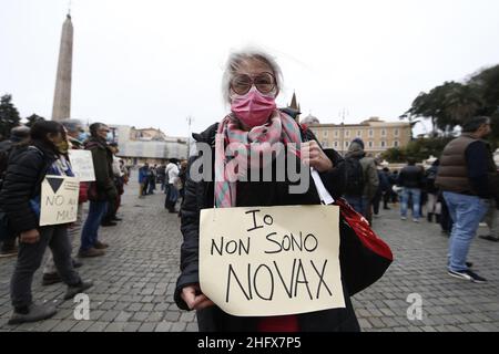 Cecilia Fabiano/ Lapresse 11 avril 2021 Rome (Italie) Actualités l'Italie rend obligatoire le vaccin Covid-19 pour tous les agents de santé du pic :Les travailleurs de la santé protestent sur la piazza del Popolo Foto Cecilia Fabiano/ Lapresse 11 avril 2021 Roma (Italia) Cronaca Manifestazione organizata dal comitato 'ana e robusta costituzione' a piazza del Popolo per dire no All&#x2019;obbligo vaccinale anti Covid per il personale sanitario.Nella foto: la manifestazione di protsta photo Cecilia Fabiano/ Lapresse 11 avril 2021 Rome (Italie) Actualités l'Italie rend obligatoire le vaccin Covid-19 pour tous les agents de santé du Pi Banque D'Images