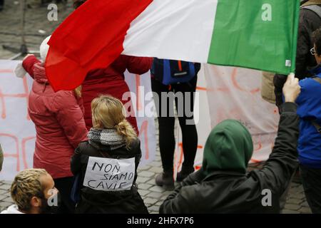 Cecilia Fabiano/ Lapresse 11 avril 2021 Rome (Italie) Actualités l'Italie rend obligatoire le vaccin Covid-19 pour tous les agents de santé du pic :Les travailleurs de la santé protestent sur la piazza del Popolo Foto Cecilia Fabiano/ Lapresse 11 avril 2021 Roma (Italia) Cronaca Manifestazione organizata dal comitato 'ana e robusta costituzione' a piazza del Popolo per dire no All&#x2019;obbligo vaccinale anti Covid per il personale sanitario.Nella foto: la manifestazione di protsta photo Cecilia Fabiano/ Lapresse 11 avril 2021 Rome (Italie) Actualités l'Italie rend obligatoire le vaccin Covid-19 pour tous les agents de santé du Pi Banque D'Images