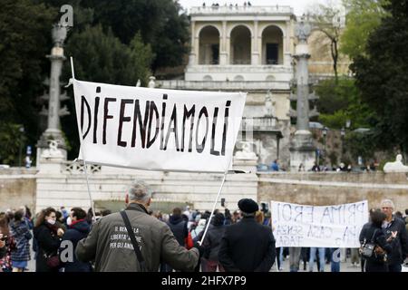 Cecilia Fabiano/ Lapresse 11 avril 2021 Rome (Italie) Actualités l'Italie rend obligatoire le vaccin Covid-19 pour tous les agents de santé du pic :Les travailleurs de la santé protestent sur la piazza del Popolo Foto Cecilia Fabiano/ Lapresse 11 avril 2021 Roma (Italia) Cronaca Manifestazione organizata dal comitato 'ana e robusta costituzione' a piazza del Popolo per dire no All&#x2019;obbligo vaccinale anti Covid per il personale sanitario.Nella foto: la manifestazione di protsta photo Cecilia Fabiano/ Lapresse 11 avril 2021 Rome (Italie) Actualités l'Italie rend obligatoire le vaccin Covid-19 pour tous les agents de santé du Pi Banque D'Images