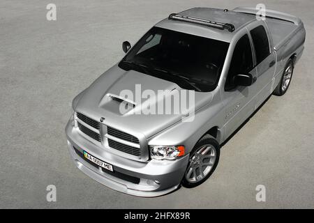 Kiev, Ukraine - 3 avril 2014: Pick-up américain gris Dodge RAM SRT-10 sur fond d'asphalte Banque D'Images