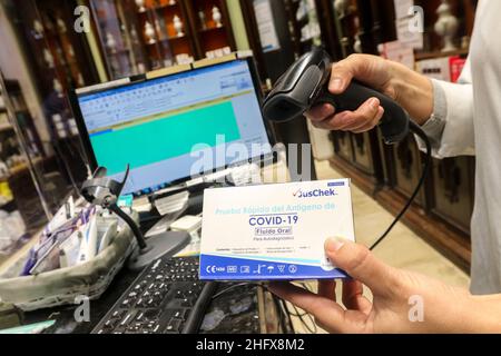 Janvier 17, 2022: 17 janvier 2022 (Malaga) les plus de 22 000 pharmacies espagnoles vendront à partir de cette semaine les tests d'auto-diagnostic de covid-19 à un maximum de 2,94 euros, prix fixé par le gouvernement face à l'avance de la variante de l'omoicron,ce qui a conduit à une augmentation considérable de la consommation de ces tests à domicile.(Credit image: © Lorenzo Carnero/ZUMA Press Wire) Banque D'Images