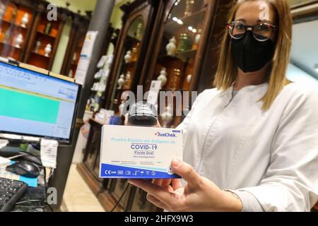 Janvier 17, 2022: 17 janvier 2022 (Malaga) les plus de 22 000 pharmacies espagnoles vendront à partir de cette semaine les tests d'auto-diagnostic de covid-19 à un maximum de 2,94 euros, prix fixé par le gouvernement face à l'avance de la variante de l'omoicron,ce qui a conduit à une augmentation considérable de la consommation de ces tests à domicile.(Credit image: © Lorenzo Carnero/ZUMA Press Wire) Banque D'Images