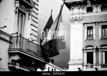 Mauro Scrobogna /Lapresse 15 avril 2021 et#xA0; Rome, Italie politique Palazzo Chigi - Gouvernement sur la photo: Des drapeaux indiquent que le Conseil des ministres est en cours Banque D'Images