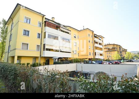 Massimo Paolone/Lapresse 16 avril 2021 Casalecchio di Reno (Bologna), Italie News meurtre présumé pour empoisonnement contre son beau-père par Alessandro Asoli et tentative présumée de meurtre contre sa mère dans le pic: L'extérieur du bâtiment Banque D'Images