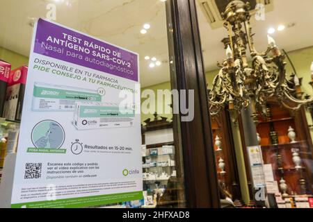 Janvier 17, 2022: 17 janvier 2022 (Malaga) les plus de 22 000 pharmacies espagnoles vendront à partir de cette semaine les tests d'auto-diagnostic de covid-19 à un maximum de 2,94 euros, prix fixé par le gouvernement face à l'avance de la variante de l'omoicron,ce qui a conduit à une augmentation considérable de la consommation de ces tests à domicile.(Credit image: © Lorenzo Carnero/ZUMA Press Wire) Banque D'Images