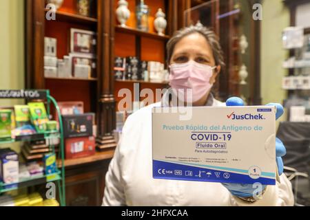 Janvier 17, 2022: 17 janvier 2022 (Malaga) les plus de 22 000 pharmacies espagnoles vendront à partir de cette semaine les tests d'auto-diagnostic de covid-19 à un maximum de 2,94 euros, prix fixé par le gouvernement face à l'avance de la variante de l'omoicron,ce qui a conduit à une augmentation considérable de la consommation de ces tests à domicile.(Credit image: © Lorenzo Carnero/ZUMA Press Wire) Banque D'Images